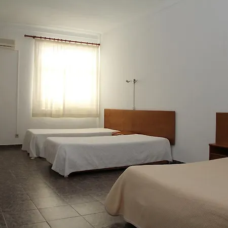 Alojamento de Acomodação e Pequeno-almoço Residencial Terminal 2*