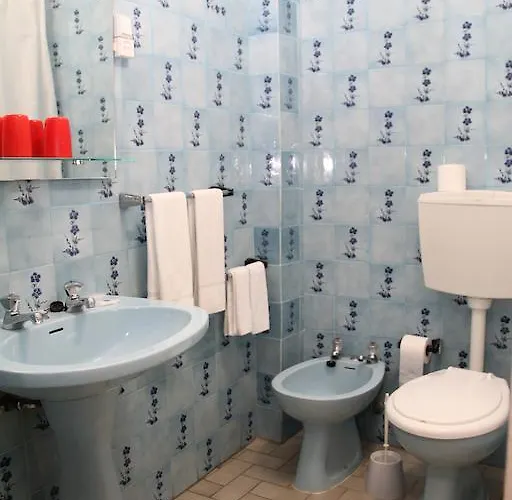 Alojamento de Acomodação e Pequeno-almoço Residencial Terminal 2*